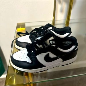 Black white Nike dunks